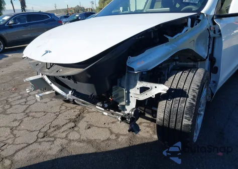 2023 Tesla Model Y Awd/Long Range Dual Motor All-Wheel Drive z USA, uszkodzony, nr VIN 7SAYGDEE9PA183212